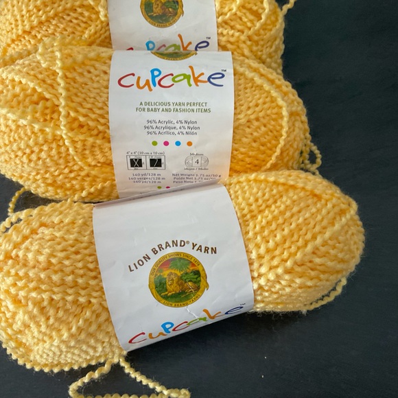 4 Skeins of Lion Brand Yarn CUPCAKE - Picture 5 of 5